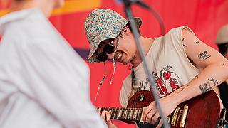 Allanwhy performt auf der Kunstfest-Bühne