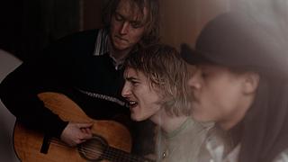 Die drei Band-Mitglieder machen gemeinsam Musik.