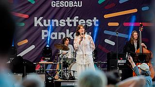 Irma Neumüller performt auf der Kunstfest-Bühne