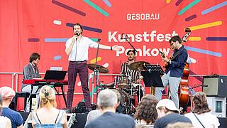 Emil Wahlgren performt auf der Kunstfest-Bühne