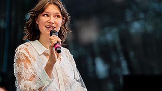 Irma Neumüller performt auf der Kunstfest-Bühne