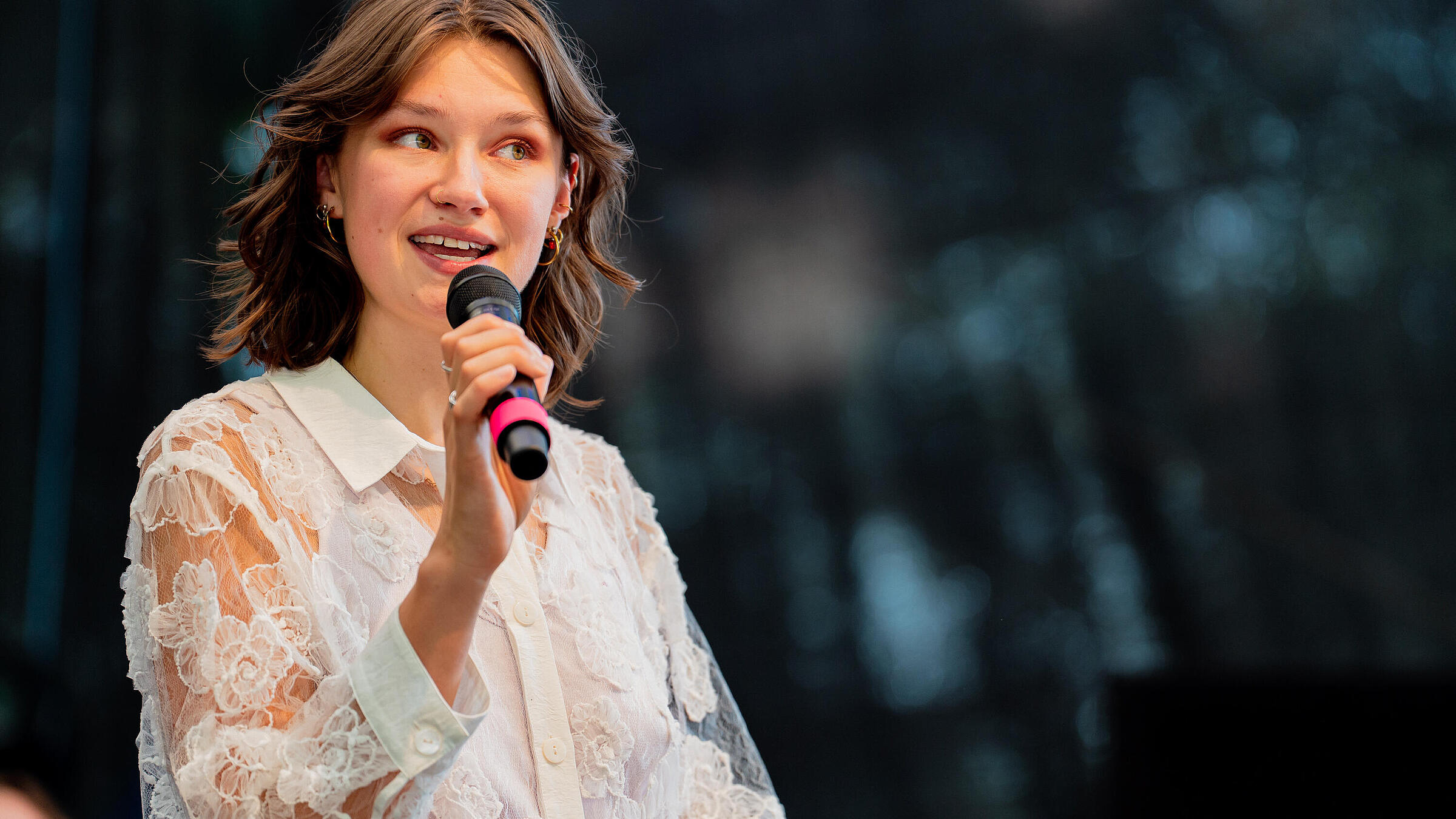 Irma Neumüller performt auf der Kunstfest-Bühne