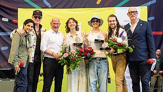 Gruppenfoto der drei Sieger im Beisein des Regierenden Bürgermeisters von Berlin