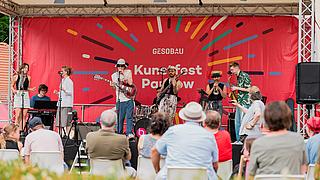 Allanwhy performt auf der Kunstfest-Bühne