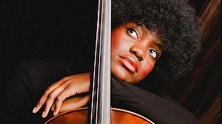 Portraitfoto der Künstlerin Savannah Hauskeller mit ihrem Cello