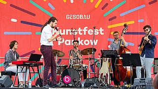 Emil Wahlgren performt auf der Kunstfest-Bühne