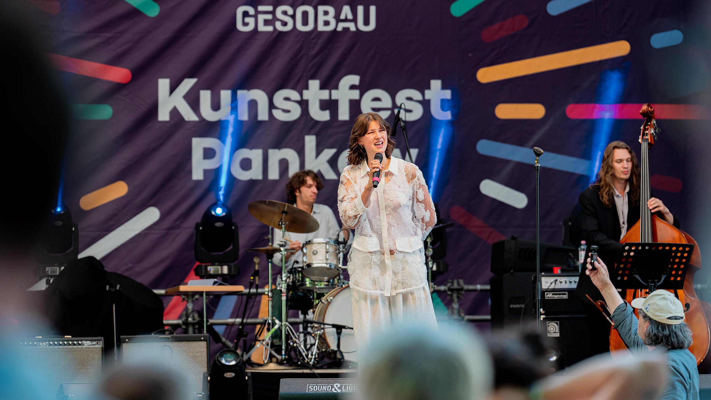 Irma Neumüller performt auf der Kunstfest-Bühne