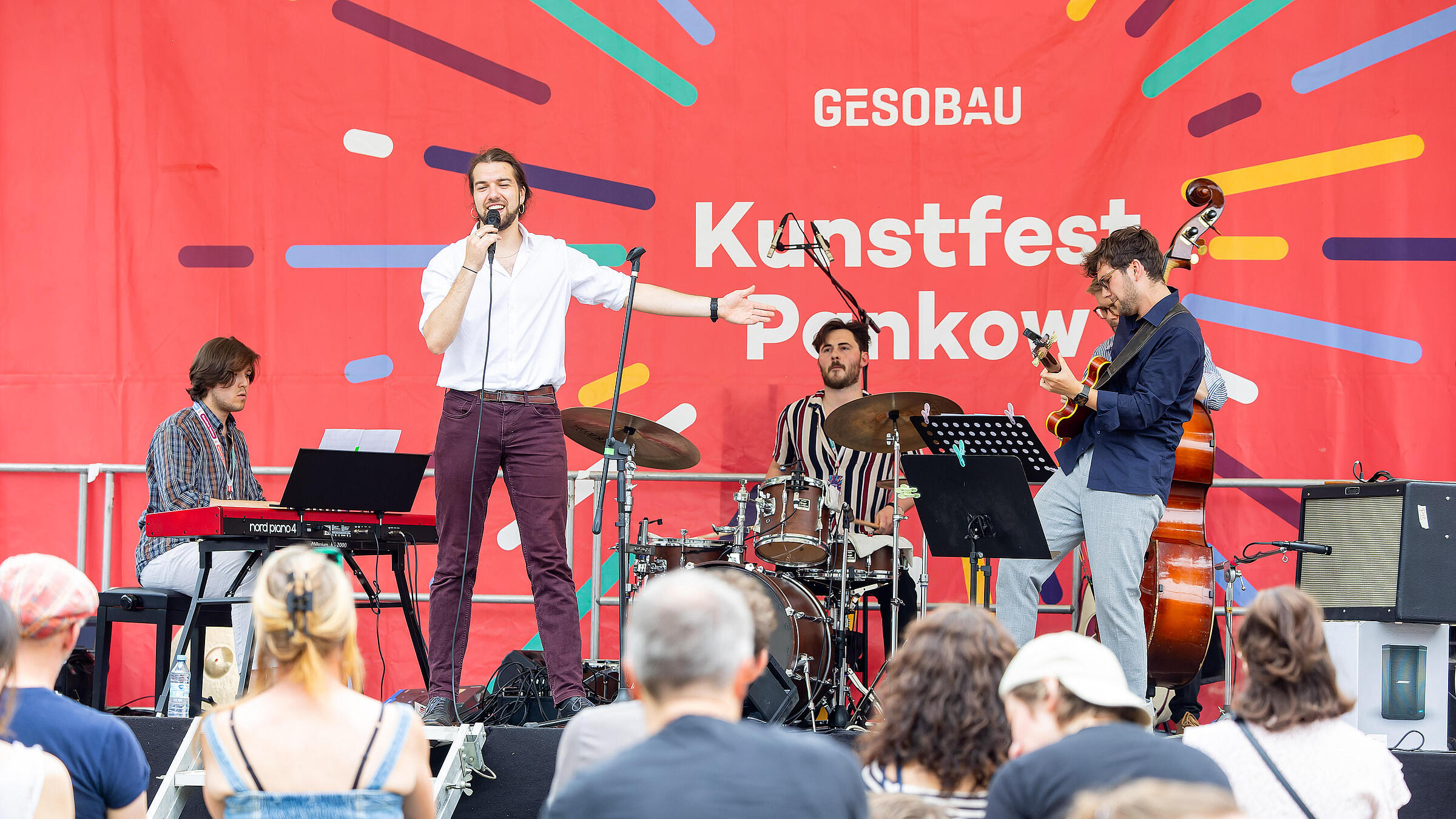 Emil Wahlgren performt auf der Kunstfest-Bühne