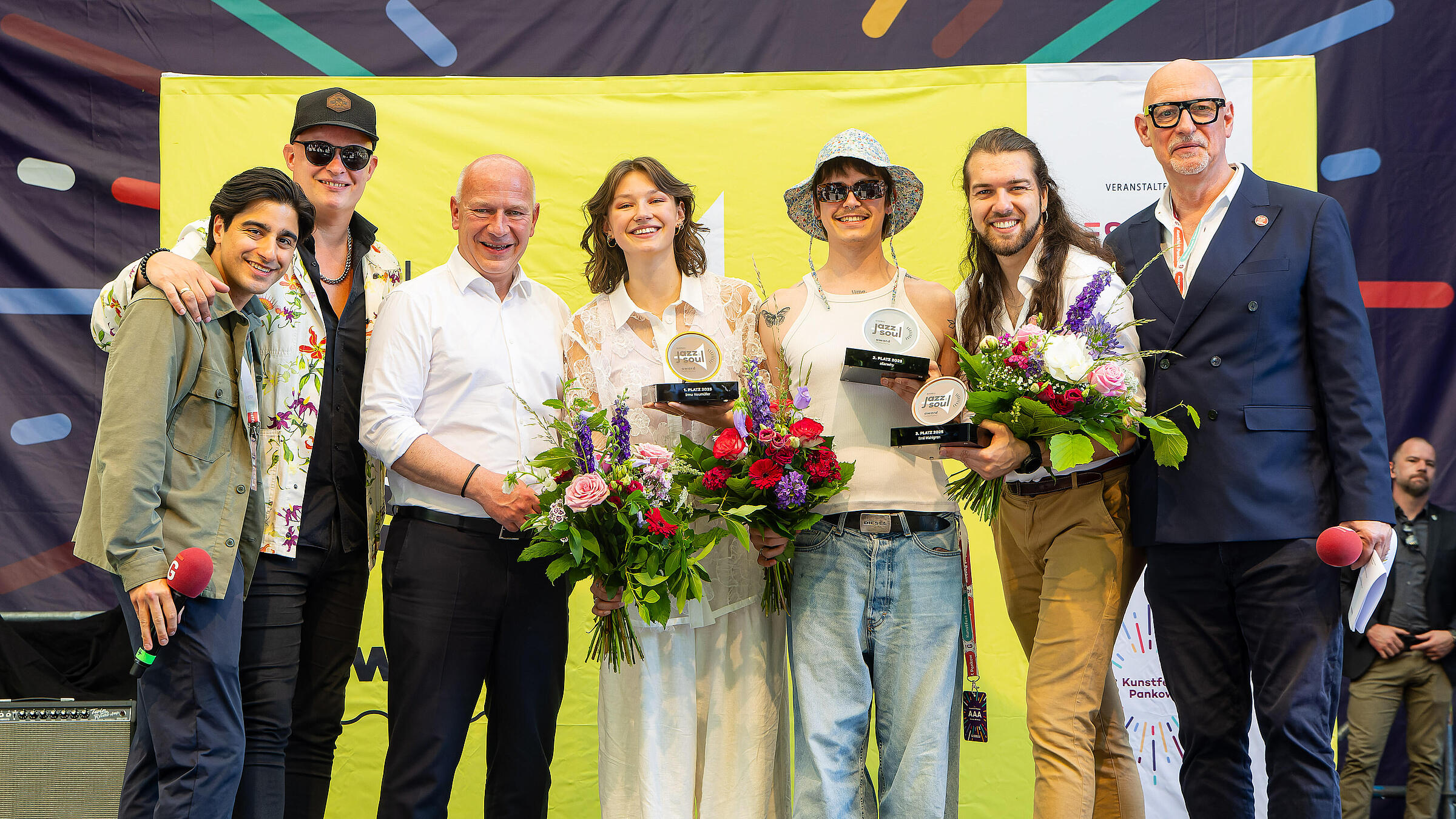Gruppenfoto der drei Sieger im Beisein des Regierenden Bürgermeisters von Berlin