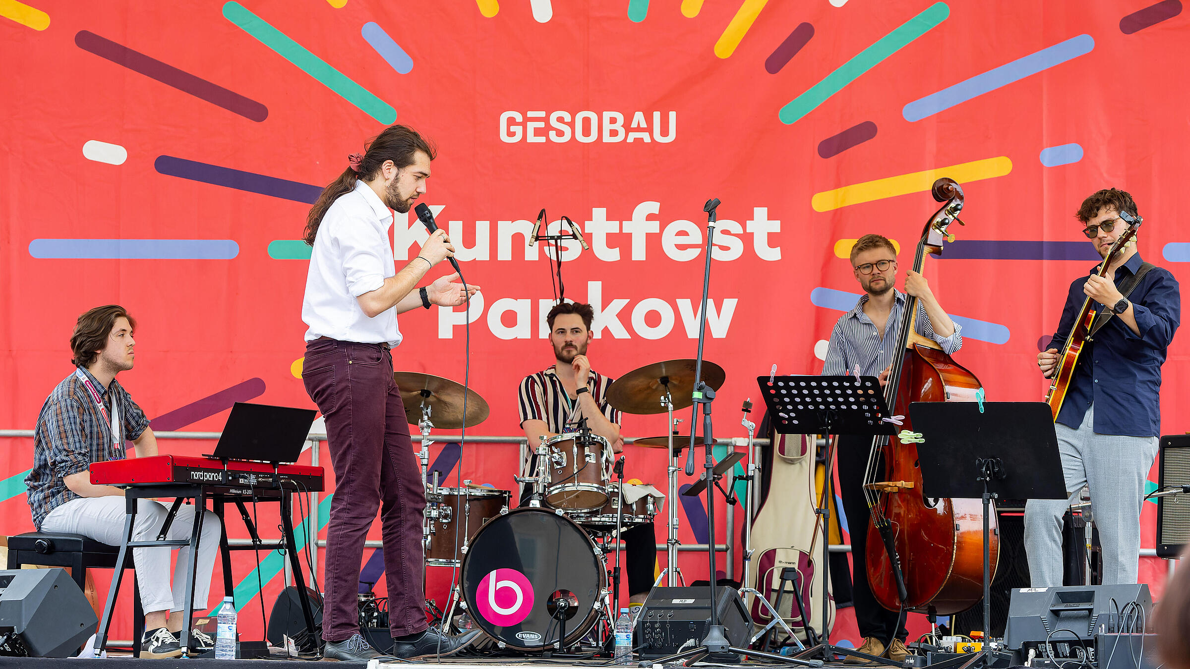 Emil Wahlgren performt auf der Kunstfest-Bühne